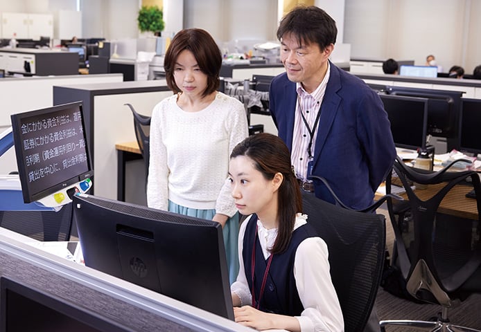 an image about A satisfying workplace environment with job assistance equipment for those with visual impairments and support from others